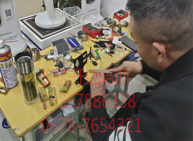 晋州学开锁技术的师傅