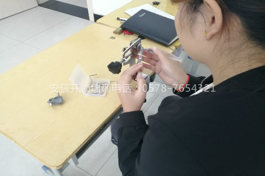 唐山汽车遥控学校女学员