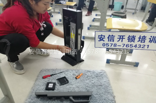 女学员在安信汽车遥控学校